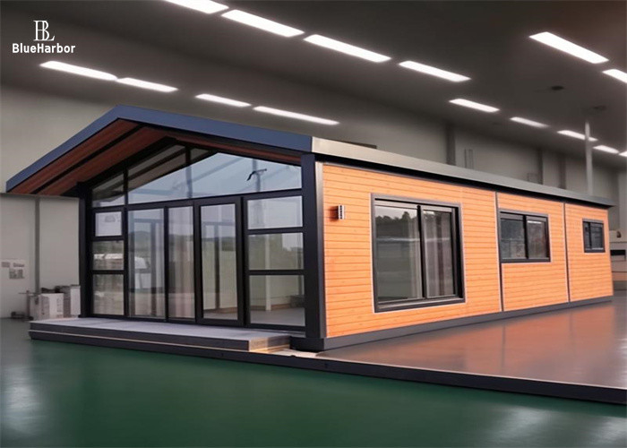 2-4 คน บ้านแคมป์ Prefab พร้อมภายนอกไม้จําลองและหน้าต่างจากพื้นถึงเพดาน